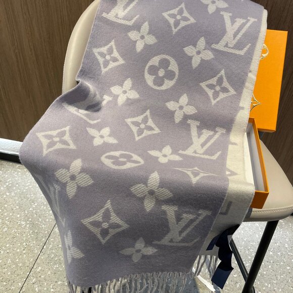 Women's Louis Vuitton Scarf - Picture 2 of 6